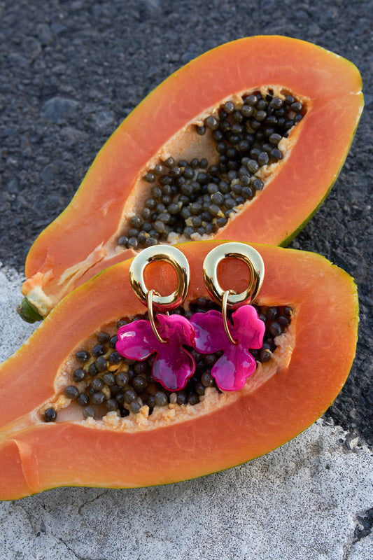 Round earrings with hanging flower