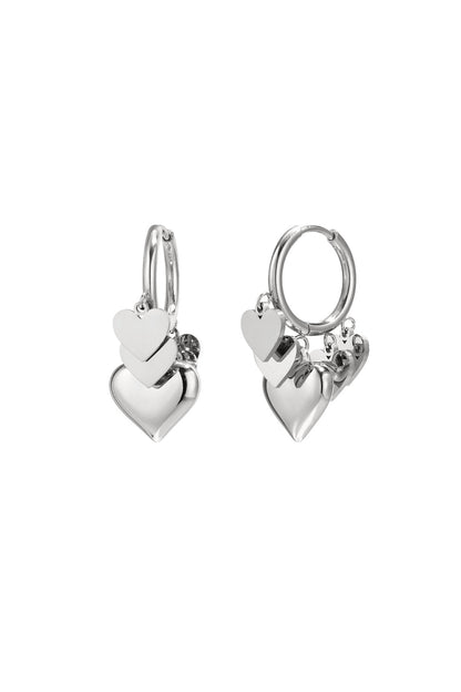 Earrings with different sizes of heart pendants
