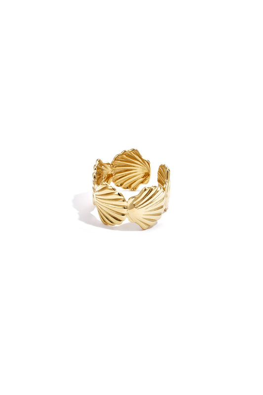 Chunky ring with shells