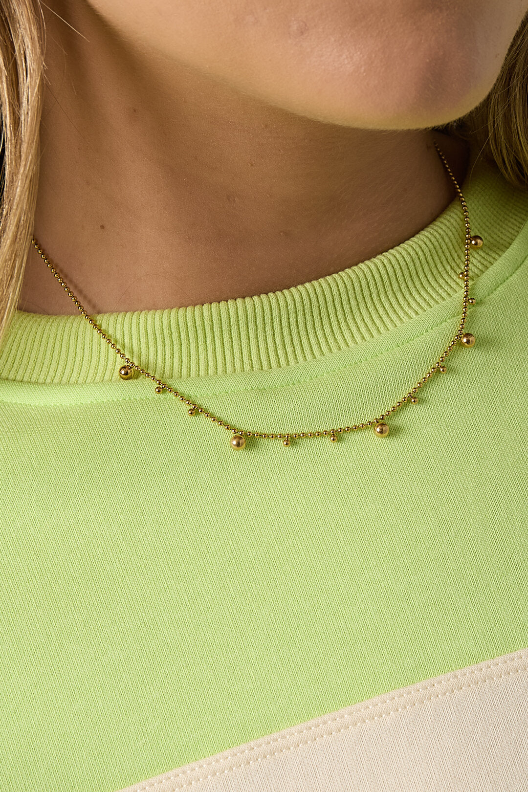 Necklace with alternating balls